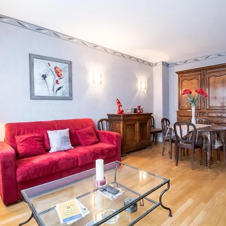 In Red And Black - Nice Flat In Apartment
